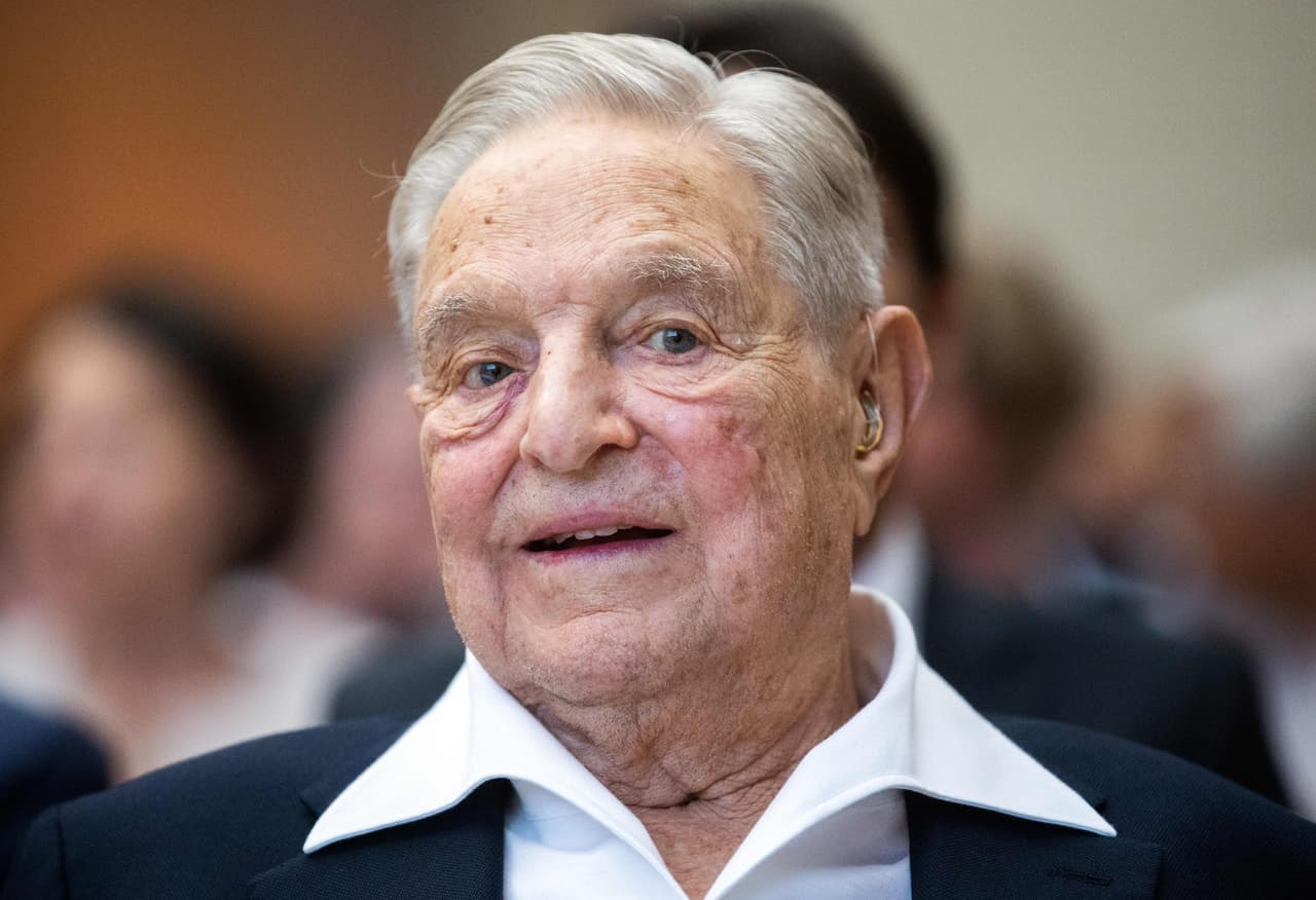 <b>George Soros.</b> Inversionista y filántropo húngaro-estadounidense. Fundador de Open Society Foundations y donante del Partido Demócrata. “Los que hemos firmado esta carta creemos que es nuestro deber intensificar y apoyar un impuesto sobre nosotros mismos. Es una clave tanto para enfrentar nuestra crisis climática como para una economía más competitiva y más fuerte que sirva mejor a millones de estadounidenses". Los otros nueve firmantes del comunicado son: Louise J. Bowditch, Robert S. Bowditch, Stephen R. English, Catherine Gund, Nick Hanauer, Arnold Hiatt, Regan Pritzker, Justin Rosenstein, Stephen M. Silberstein, y un anónimo.