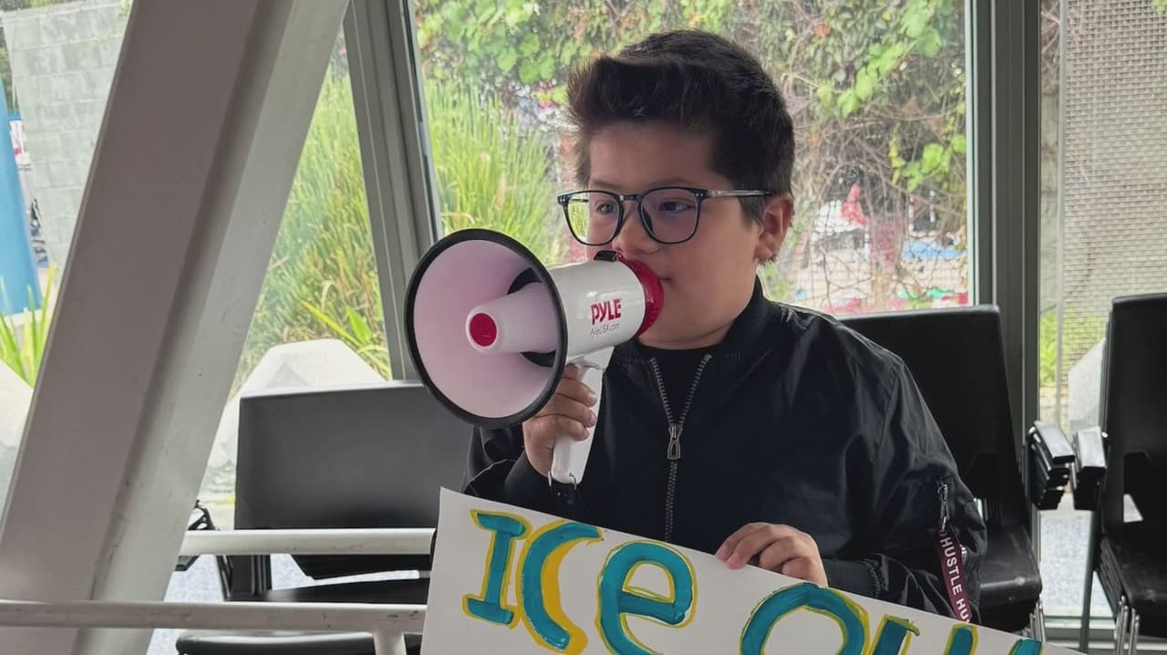 Madre soltera inspira a sus hijos durante la marcha de los trabajadores