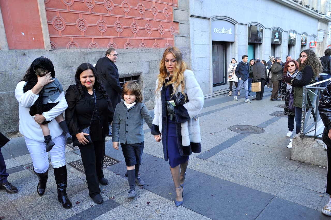 Paulina Rubio llegó de la mano de su hijo mayor, Andrea Nicolás, a la boda de su hermano Enrique Rubio, en Madrid.