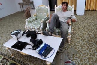Una foto de James Foley tomada en 2011 cuando el periodista descansaba en el aeropuerto de Sirte, en Libia.