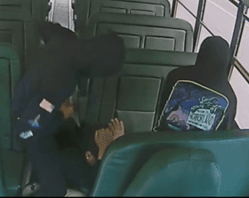 Arrestan a dos de los tres menores sospechosos de ataque contra niño en un bus escolar