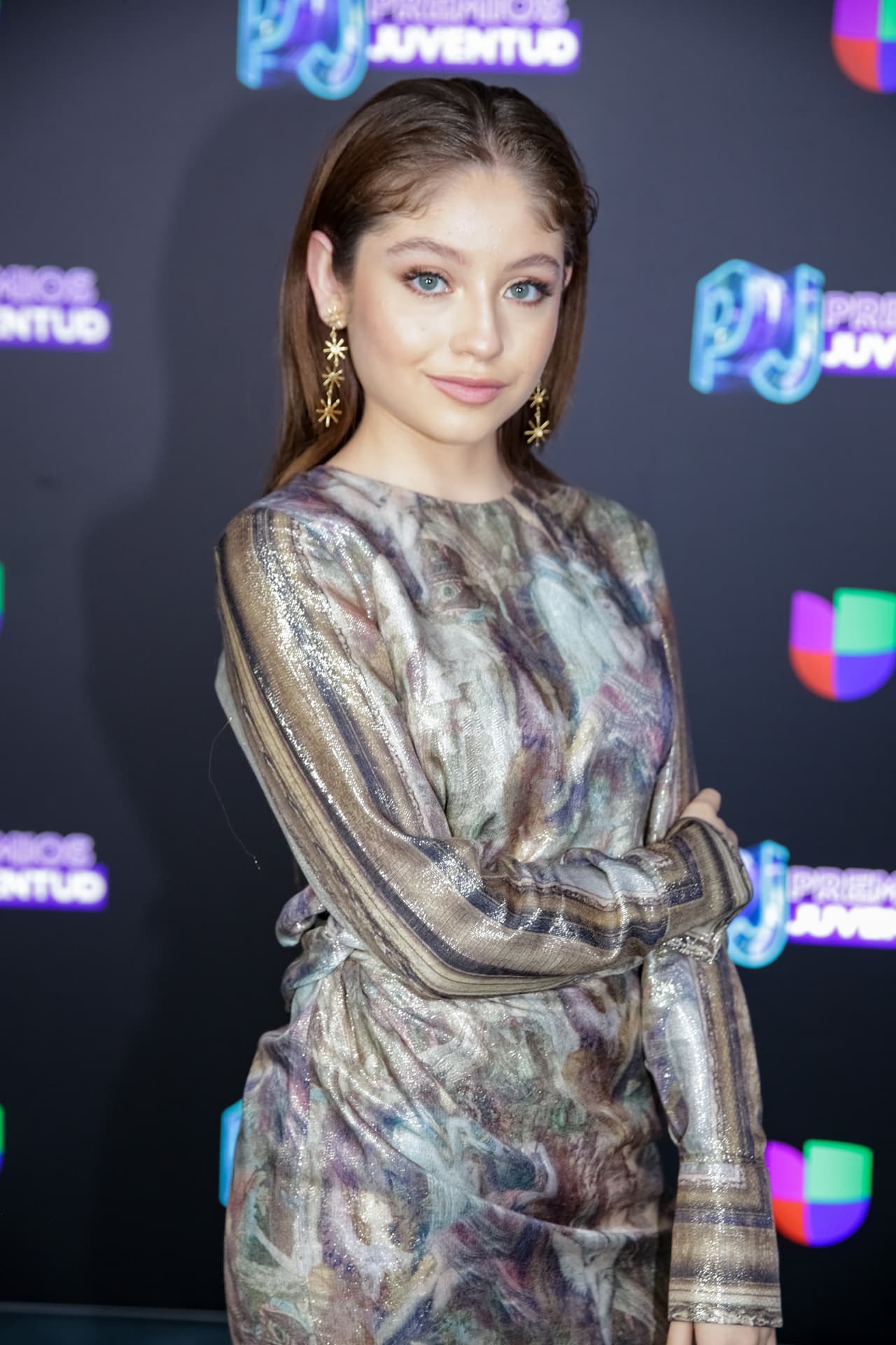 Karol también optó por llevar look de cabello relamido.