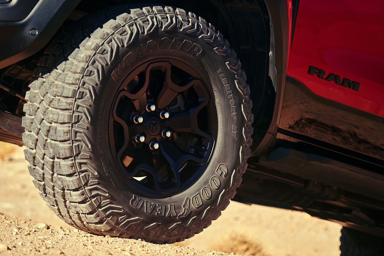 Los guardafangos extendidos en las cuatro esquinas para cubrir sus agresivas ruedas de 35 pulgadas con neumáticos Goodyear Wrangler Territory 325/65/R18 todoterreno le da una forma de reloj de arena que es sensual e intimidante a la vez...