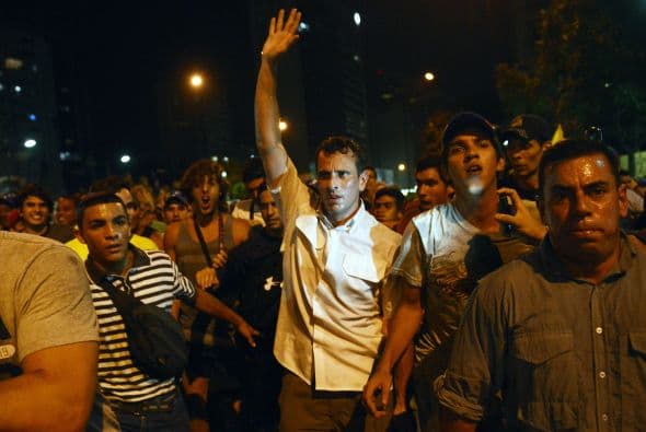 "Estamos cansados de escuchar la politiquería, estamos cansados que quien tiene la responsabilidad le echa la pelota a otro. Ese es el Gobierno que tenemos la posibilidad de cambiar, eso está a la vuelta de la esquina", agregó.