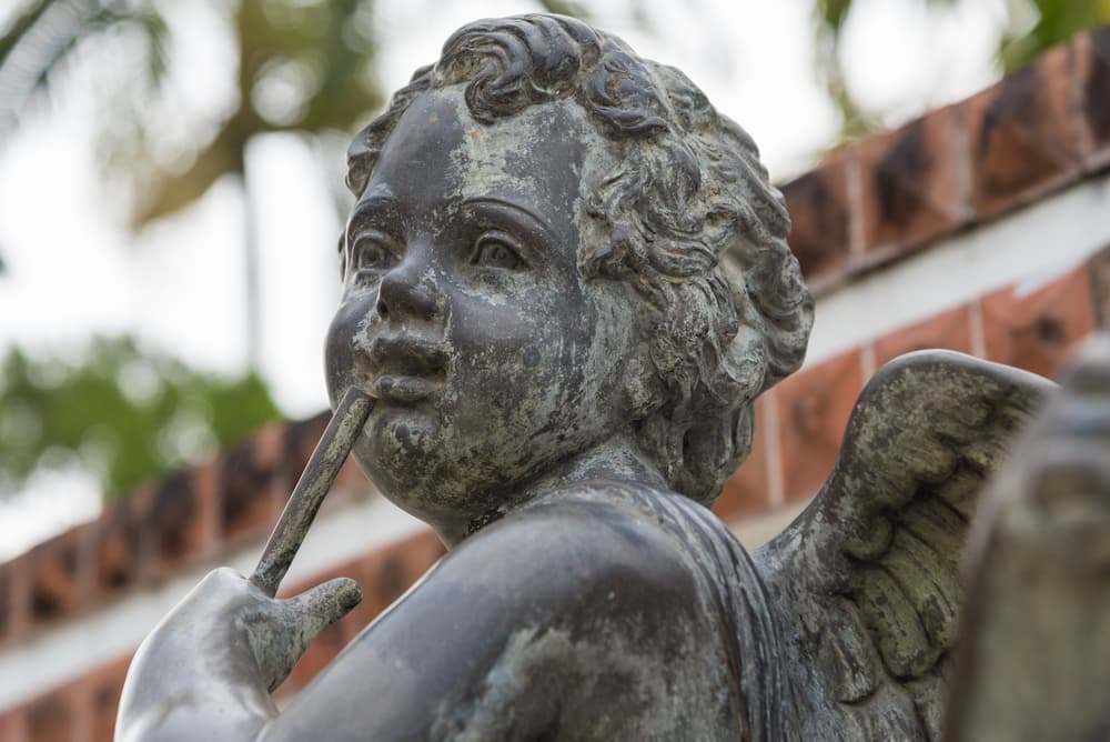 Finalmente, están los 
<b>ángeles</b> 
<b>guardianes</b>, los de rango inferior pero los más cercanos a cada persona. Ellos protegen, guían y envían mensajes a la humanidad; son los auténticos intermediarios entre nosotros y Dios.