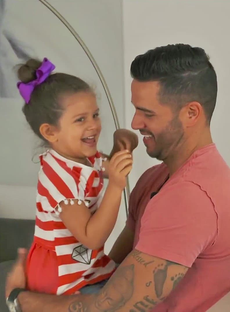 Yisus ahora tiene la fortuna de disfrutar la paternidad. Sus hijas Anabella y Silvana son su motor de vida.