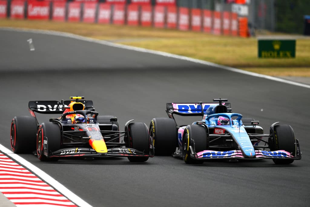 El neerlandés 
<b>Max Verstappen</b> (Red Bull) reforzó este domingo su ventaja al frente del Mundial de Fórmula Uno al ganar el 
<b>Gran Premio de Hungría</b>, el decimotercero del campeonato, que se disputó este domingo en el Hungaroring, mientras que su compañero, el mexicano 
<b>Sergio 'Checo' Pérez</b>, terminó en el quinto lugar.