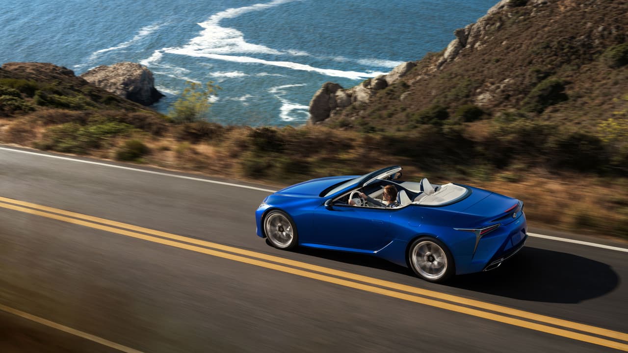 Esta ultima dirige la potencia exclusivamente a las ruedas posteriores atravesando antes un diferencial limitado controlado electrónicamente.