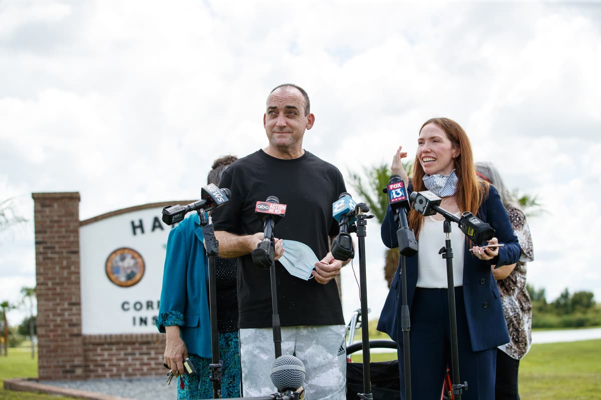 Absuelven a un hombre que pasó 37 años en prisión por una violación y un asesinato que no cometió