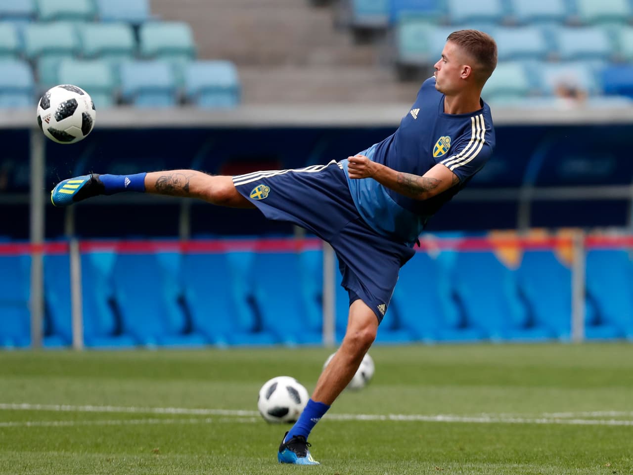 El defensa central del Celtic de la Premier League de Escocia, Mikael Lustig, afina detalles en el control del esférico, una tarea que será importante para darle salida a su selección desde la zaga.