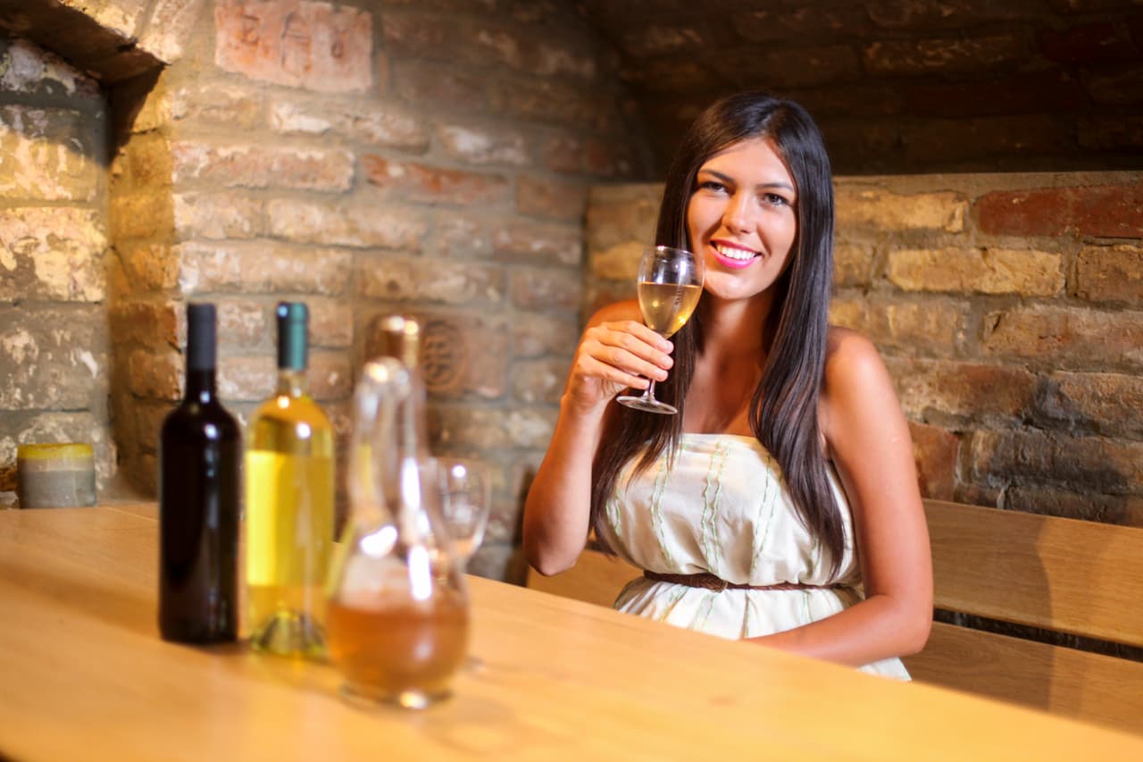 5.- PRIMER SORBO. Los sorbos nos permiten poder disfrutar mejor del vino en el paladar, para ir desengranando las sensaciones que nos transmite como su dulzura, su acidez y su lado amargo.
<br>