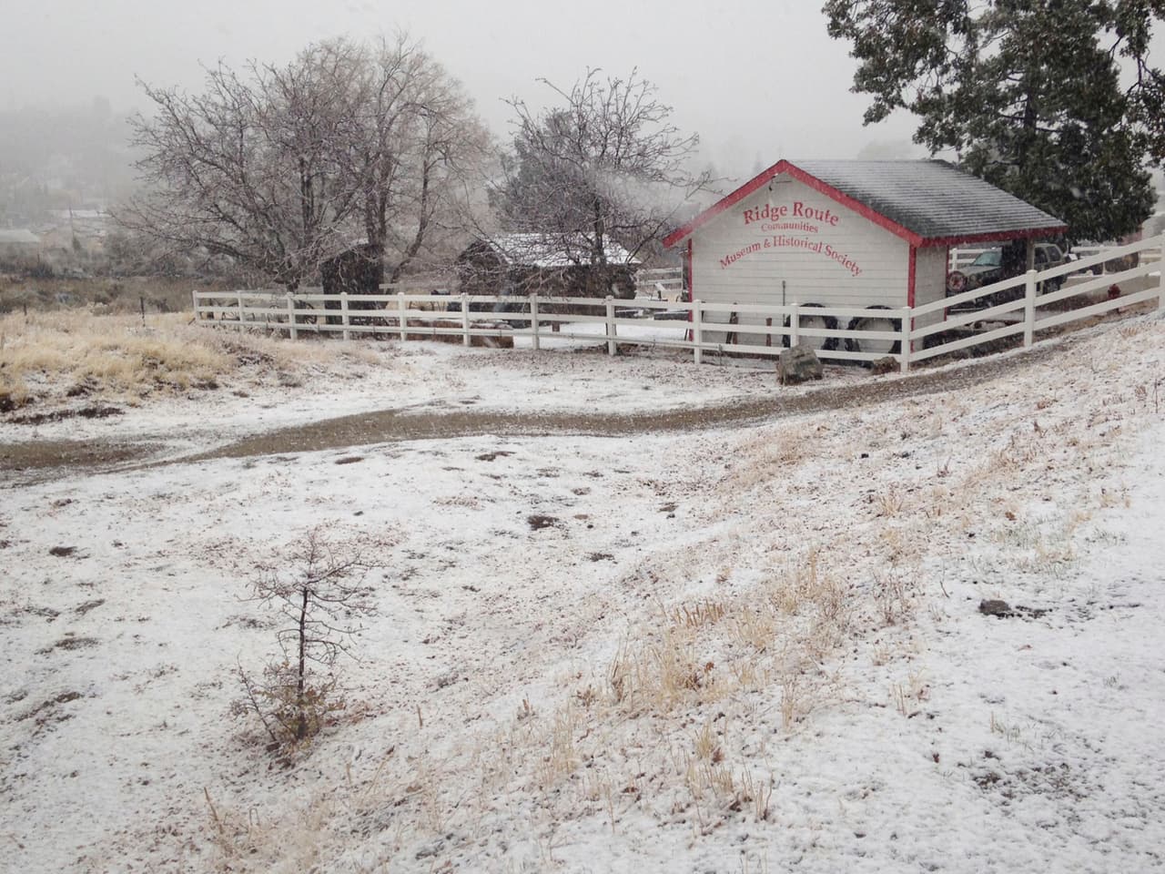 Mientras caía nieve en Frazier Park, otras regiones del sur de California vieron lluvias y vientos.