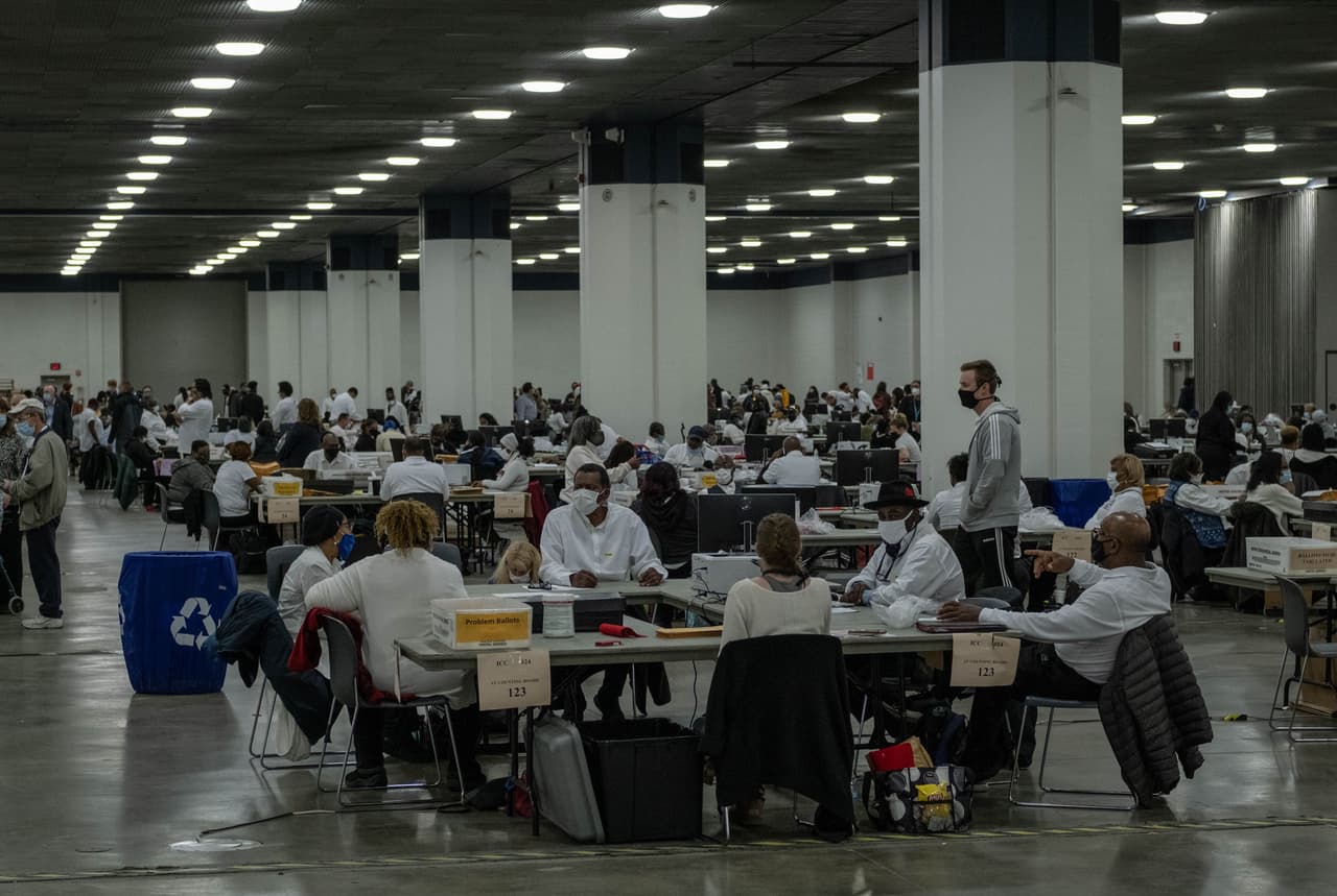 Un centro de contabilización de votos en Detroit, Michigan. La pandemia del covid-19 
<a href="https://www.univision.com/noticias/politica/elecciones-en-eeuu-2020/hacia-una-participacion-record-mas-de-100-millones-de-personas-votaron-de-forma-anticipada-en-estas-elecciones-en-eeuu">ha disparado el voto por correo</a> hasta cifras récord en la historia de EEUU, lo que complica el procesamiento de los votos en estos estados claves.