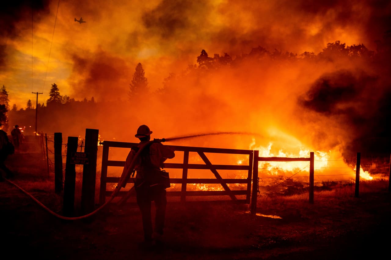 Un bombero intenta inútilmente sofocar las llamas del fuego Oak en el condado Mariposa. El incendio conocido como Oak comenzó a extenderse el viernes por la tarde en la zona al oeste del parque nacional, pero para 
<b>la mañana del sábado había crecido descontroladamente unas 10.2 millas cuadradas</b> (26.5 kilómetros cuadrados) devastando todo a su paso, informó el Departamento Forestal y de Incendios.