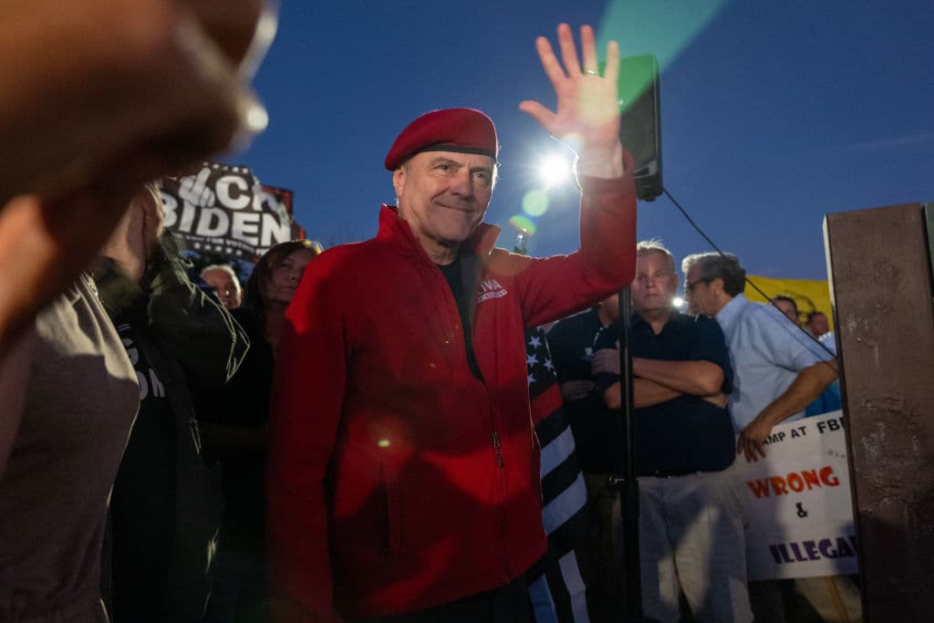 En el Partido Republicano, 
<b>Curtis Sliwa</b>, fundador de los Guardian Angels y presentador de radio, ha confirmado su participación. Sliwa ya compitió por la alcaldía en 2021, cuando fue derrotado por el actual alcalde Eric Adams.
<br>
<br>
<b>Sitio:</b> 
<a href="https://www.sliwafornyc.com/">https://www.sliwafornyc.com/</a>