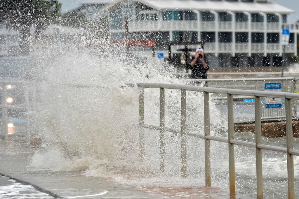 Cerca del mediodía del domingo, las olas chocaban con tal fuerza que el agua salía al malecón de Cedar Key.