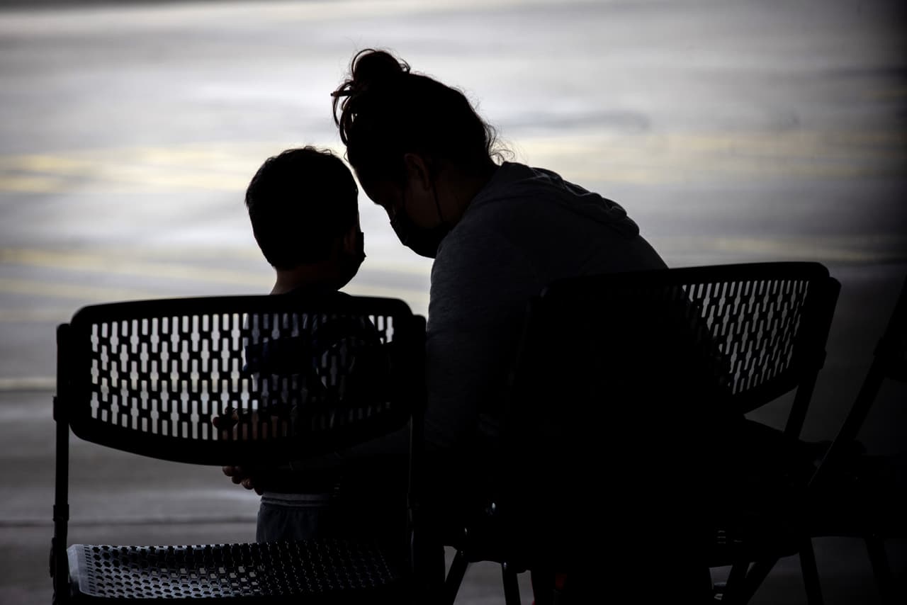 Para denunciar un fraude de inmigración, llame a la línea directa de la Oficina para Nuevos Americanos del Estado de Nueva York al 1-800-566-7636".