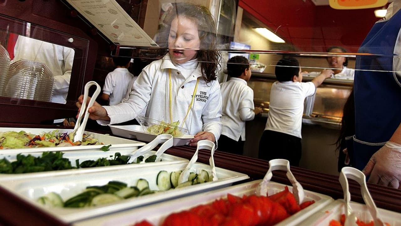 Los menús escolares gratuitos para todos de la pandemia desaparecerán en junio (y no se han previsto fondos para mantenerlos)