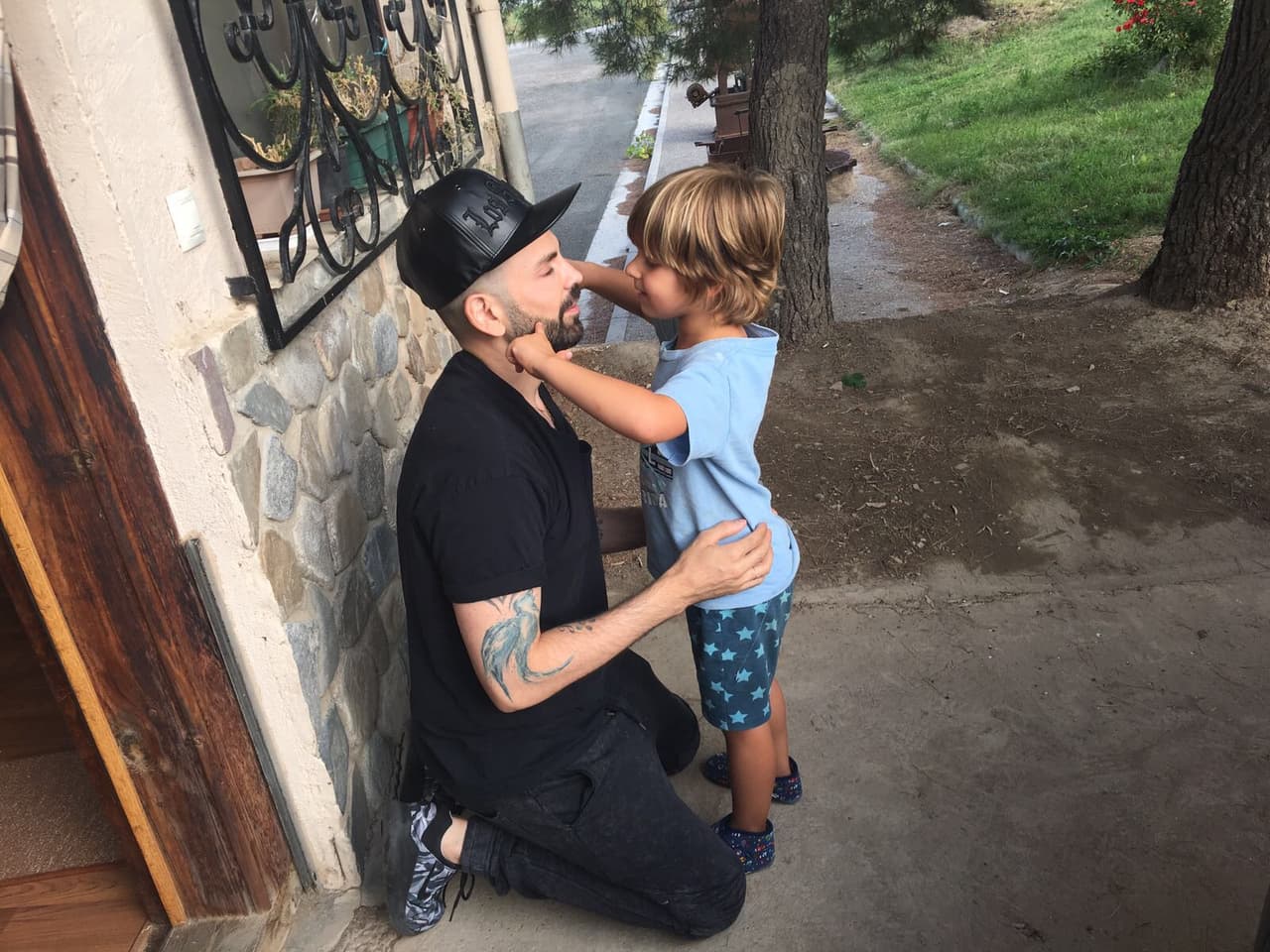 Jorge, hijo de su hermana María Goyso, lo chantajea “con besos para que haga todo lo que él quiera”.