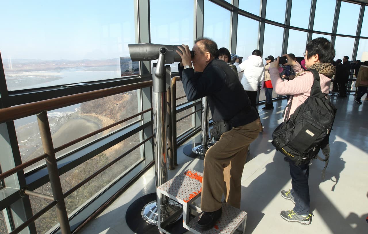 Visitantes observan Corea del Norte desde Panmunjon.