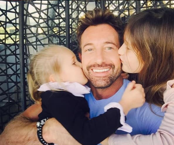 Aunque Geraldine Bazán tiene la custodia de sus dos hijas, el actor puede visitarlas y verlas cuando quiera, aunque el acuerdo de divorcio marque como "obligatorios" cada dos fines de semana intercalados.