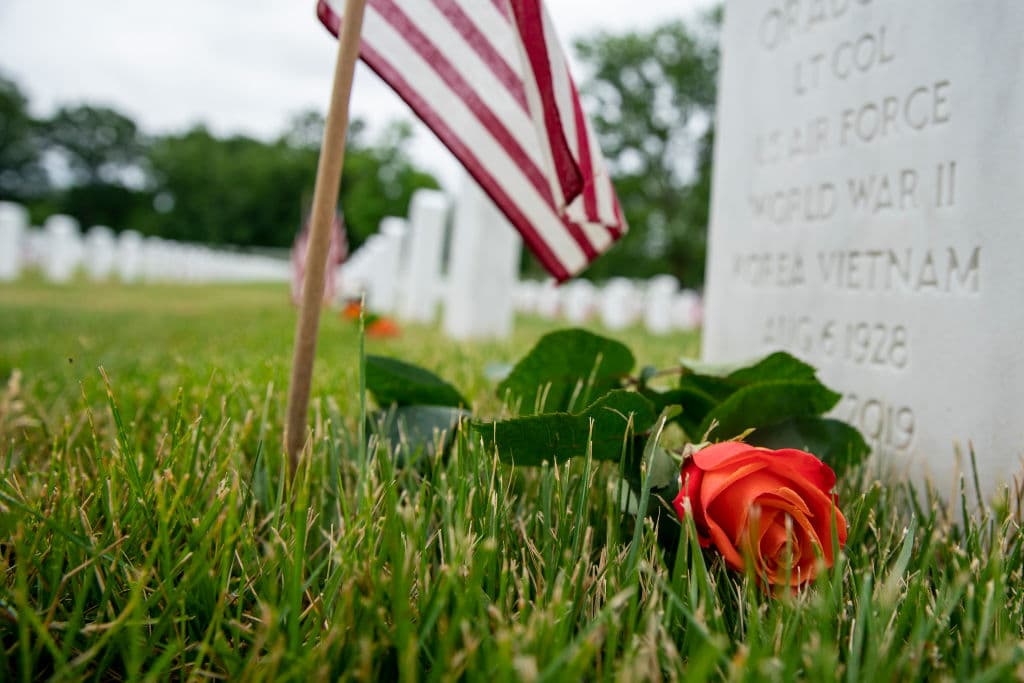 Como cada último lunes de mayo de cada año, en Estados Unidos se recuerda a los soldados que han perdido la vida en combate. Este 31 de mayo, las tumbas de cementerios como el de Arlington, se vieron con centenares de banderas y 
<b>flores provenientes de California, Colombia y Ecuador</b>.