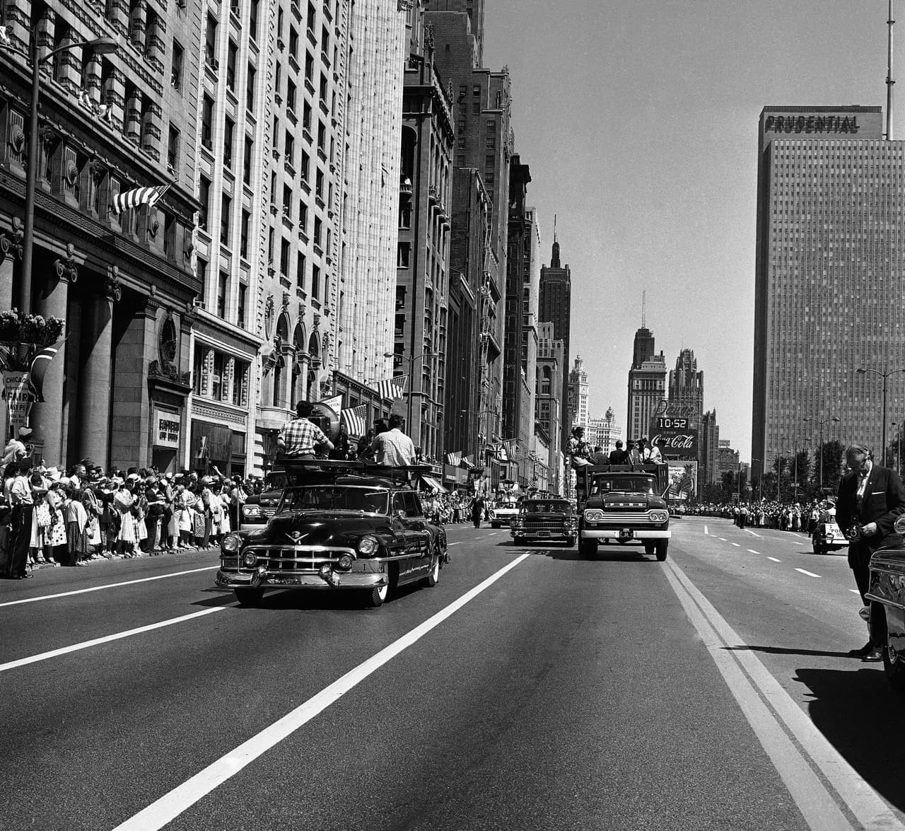 Cerca de 2 millones de personas, se reunieron a lo largo y ancho del centro de Chicago para su recibimiento y el del príncipe Felipe. Y aunque la visita solo duró 14 horas fue un espectáculo para los residentes. No se revelaría hasta más tarde que la reina estaba embarazada al momento de la gira de su tercer hijo el Príncipe Andrés.