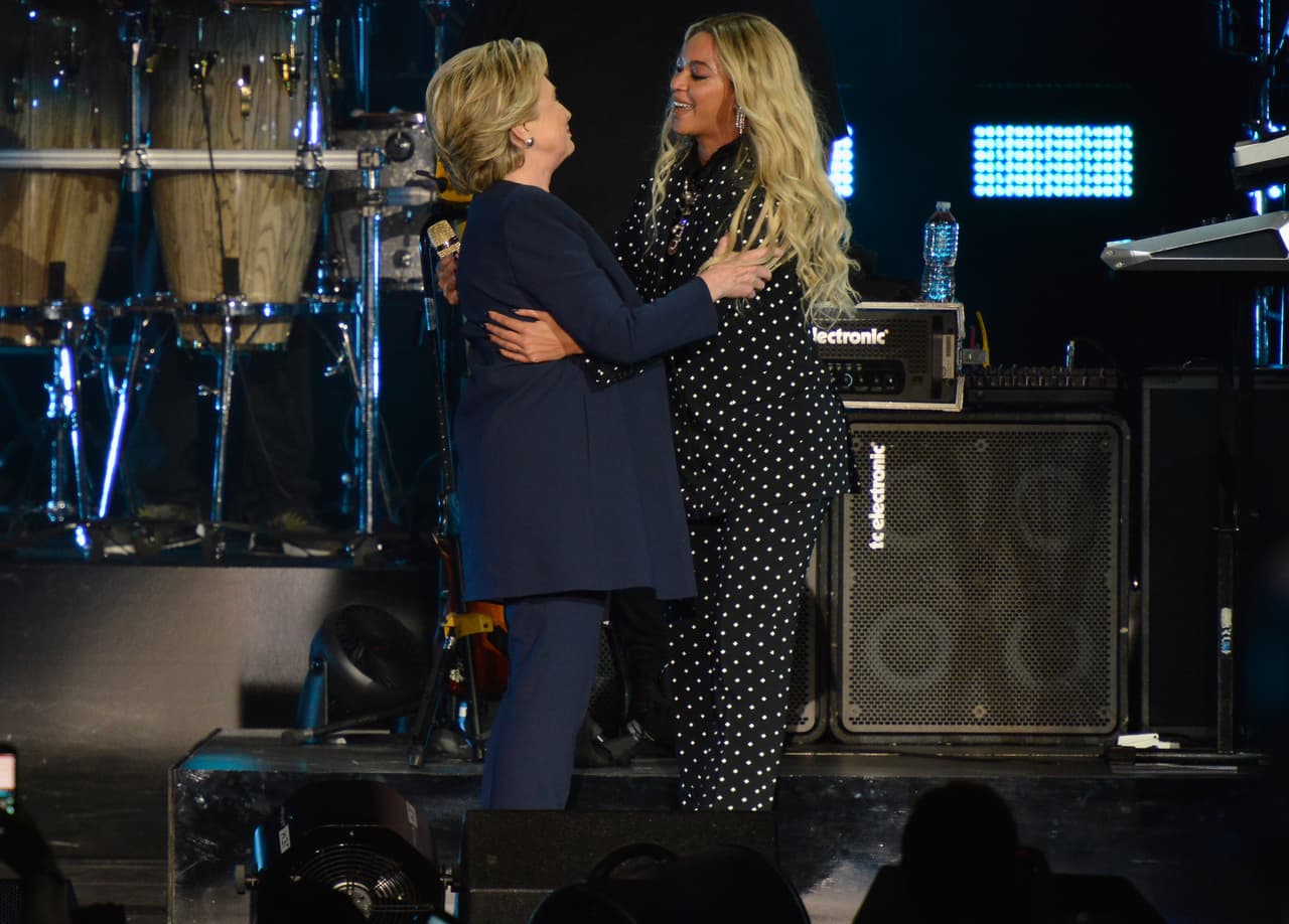 Hillary Clinton y Beyoncé se saludan en el concierto en Cleveland, Ohio.