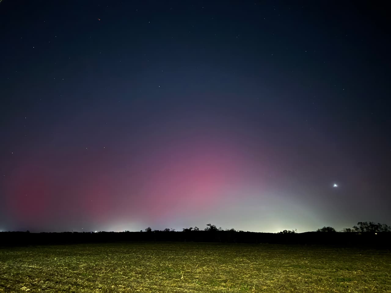 La intensa actividad solar que se produjo anoche causó que residentes de Texas pudieran alcanzar a ver auroras boreales desde su propio hogar entre el 11 y 12 de noviembre.
<br>
<br>Esta fotografía fue tomada alrededor de las 9 o 10 de la noche del miércoles 11 de noviembre, en New Braunfels.