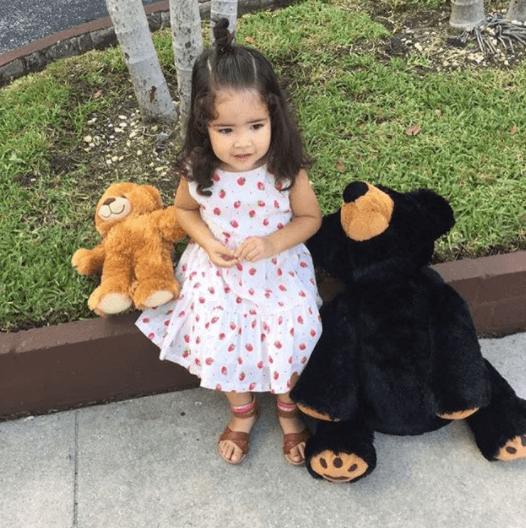 Cuando lleva a pasear con sus muñecos, a ella le encanta peinarse como ella.