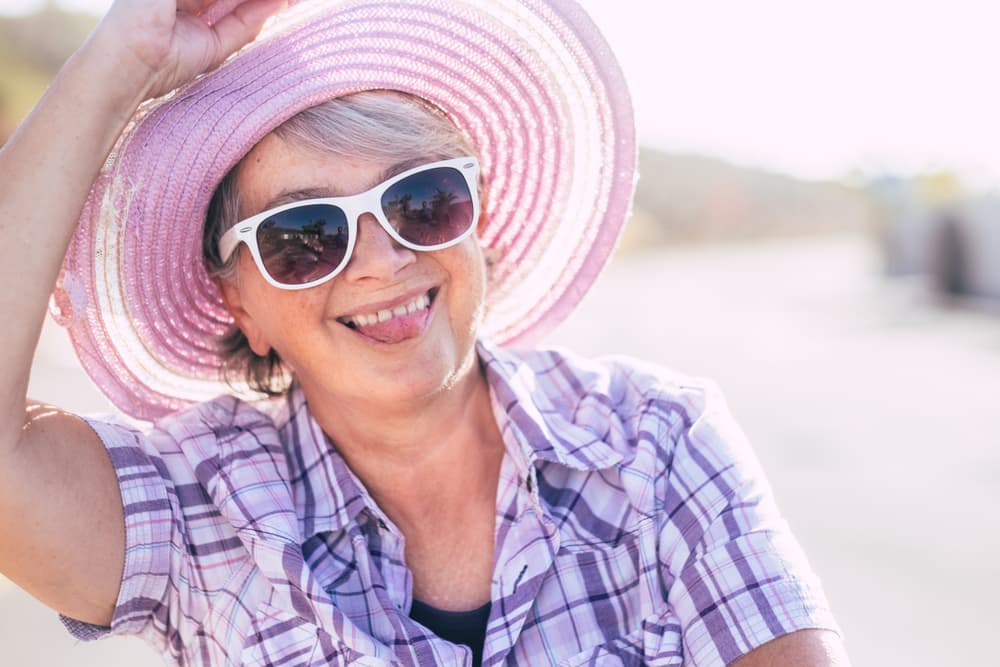 Por ejemplo, puede pasar por soberbio, arrogante y fanfarrón (aunque no sean sus intenciones) al querer impresionar a la gente, aunque al final realmente no le importa lo que los otros piensen u opinen de él.