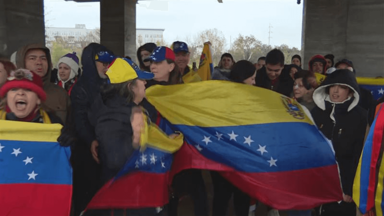"Libertad, libertad", gritaba la multitud, quien estaba apoyando a Edmundo González, el líder de la oposición en Venezuela. Él mismo ha reiterado que fue el ganador oficial de las elecciones presidenciales de 2024, y que las actas que confirman el triunfo han sido resguardadas en Panamá.