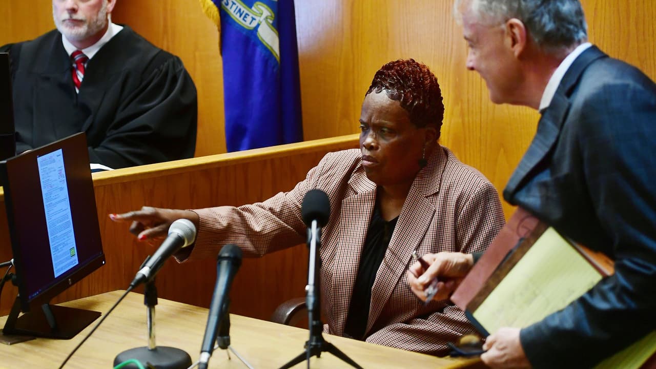 Acusan a 5 personas de manipular boletas en elección municipal en Connecticut