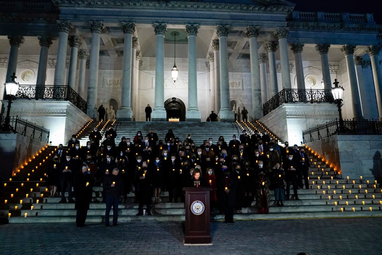 La presidenta de la Cámara de Representantes, Nancy Pelosi, habla durante la vigilia en las escalinatas del Capitolio.