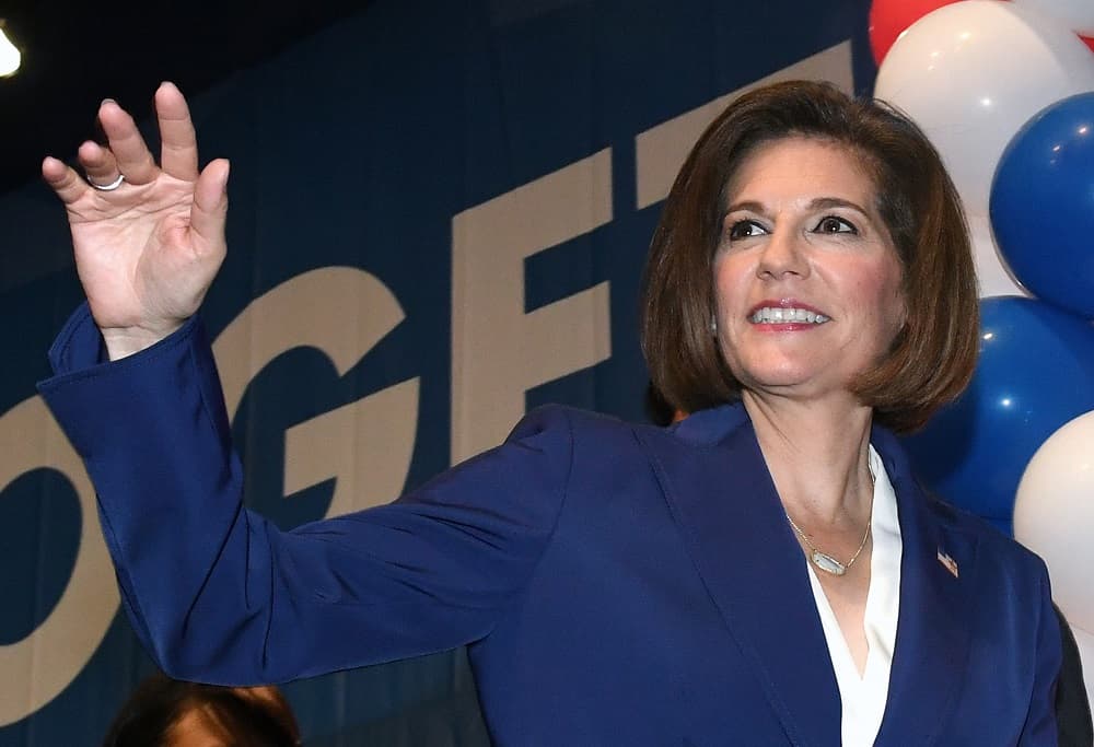 <b>La primera mujer latina en el Senado</b>
<br>
<br>Catherine Cortez Masto, la hija de unos inmigrantes mexicanos, se convirtió en las elecciones de noviembre en
<a href="http://www.univision.com/noticias/elecciones-2016/asi-se-construyo-el-triunfo-de-catherine-cortez-masto-la-primera-latina-en-llegar-al-senado"> <b>la primera mujer latina en llegar al Senado de Estados Unidos</b></a>. Cortez, que consiguió su escaño por Nevada, prometió la misma noche de su elección luchar por los derechos de los latinos, una promesa que tomó más relevancia tras la victoria de Donald Trump, quien ha anunciado deportaciones masivas de indocumentados. 
<br>