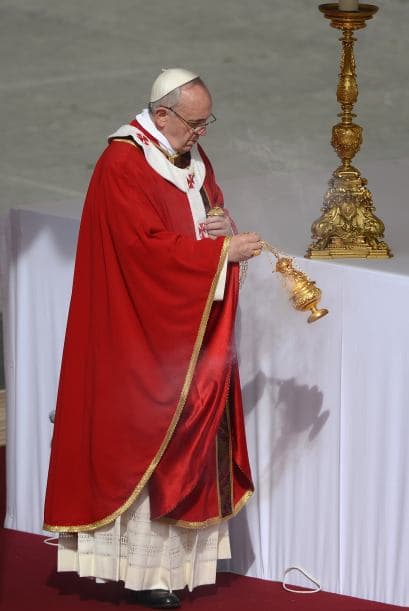 Francisco, revestido con ornamentos rojos y con el báculo llevado por un ayudante, presidió la procesión, que salió del palacio pontificio y se dirigió hacia el obelisco de Sixto V instalado en el centro de la plaza vaticana.
