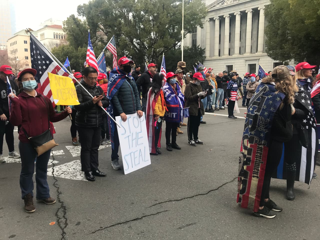 Cientos de seguidores de Donald Trump se reunieron afuera del Capitolio estatal en Sacramento para protestar la afirmación de que Joe Biden ganó más votos del Colegio Electoral.