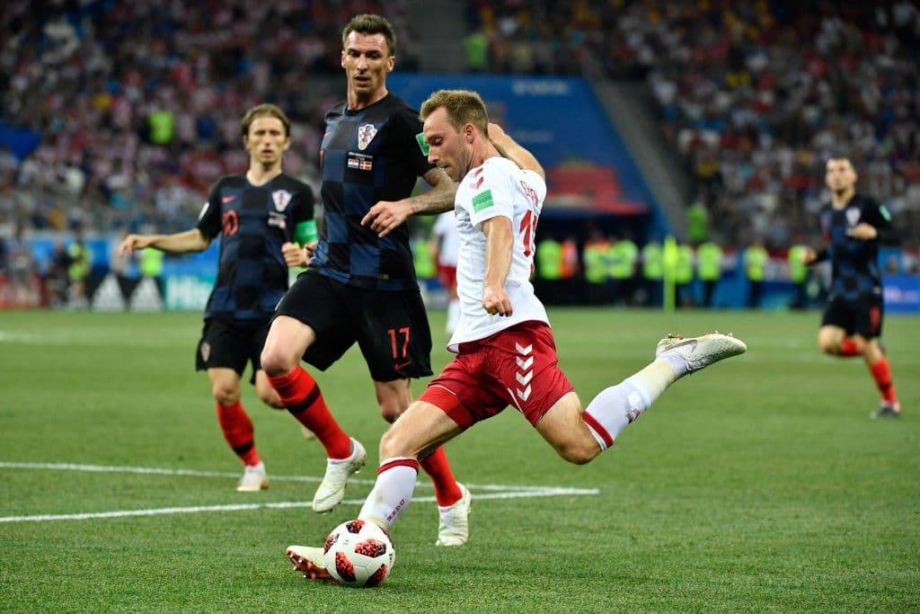 En la segunda parte el juego se centralizó mucho en la zona del mediocampo, motivo por el cual Eriksen empezó a pisar otros terrenos para tratar de causar estragos. Aquí se le ve enviando un centro.