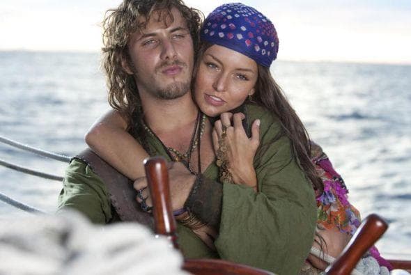 El hijo de Christian Bach y Humberto Zurita confirmó su rompimiento en 2010, en entrevista con la Agencia México: "Sí, nos separamos, pero nosotros nos apoyamos en todo. Angelique está en Francia y yo estoy a punto de empezar una gira en teatro".
<br>