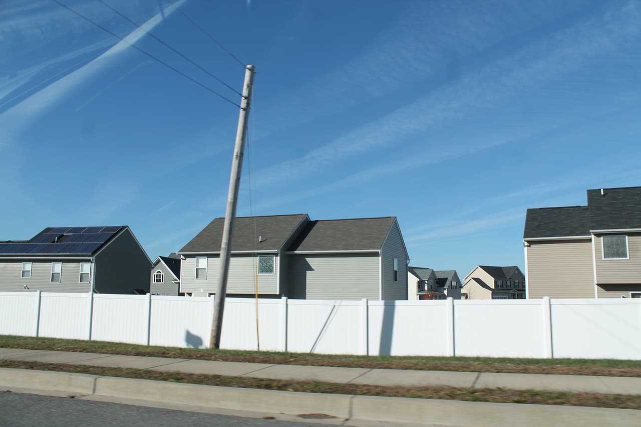 <h3 class="cms-H3-H3">9. California-Lexington Park, Maryland</h3>
<br>
<br>💵 
<b>Aumento de ingreso real per cápita, 2022-2060:</b> +87.0%
<br>
<br>💵 
<b>Ingreso real per cápita, 2022: </b>$57,328
<br>
<br>💵
<b> Ingreso real per cápita, 2060: </b>$107,195
<br>
<br>💵 
<b>Sectores con mayor crecimiento proyectado de 2022 a 2060: </b>Servicios educacionales.
<br>