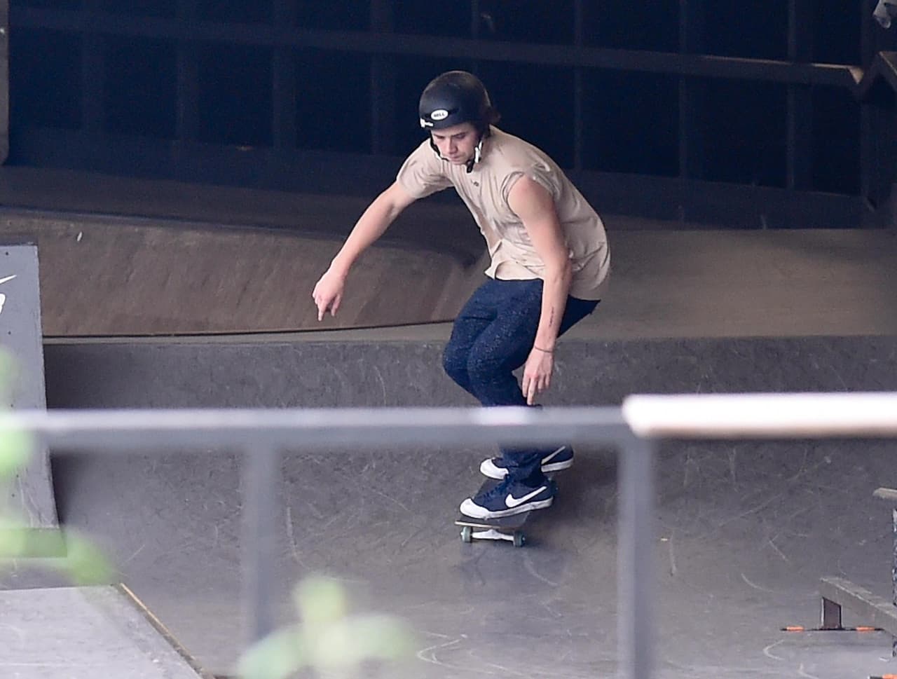 Brooklyn Beckham patinando