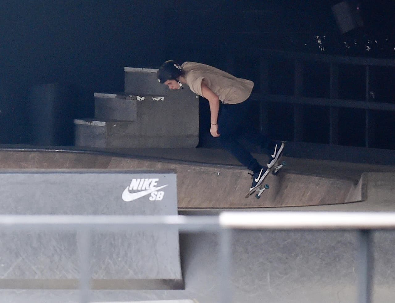 Muy protegido con su casco, presumió sus habilidades.