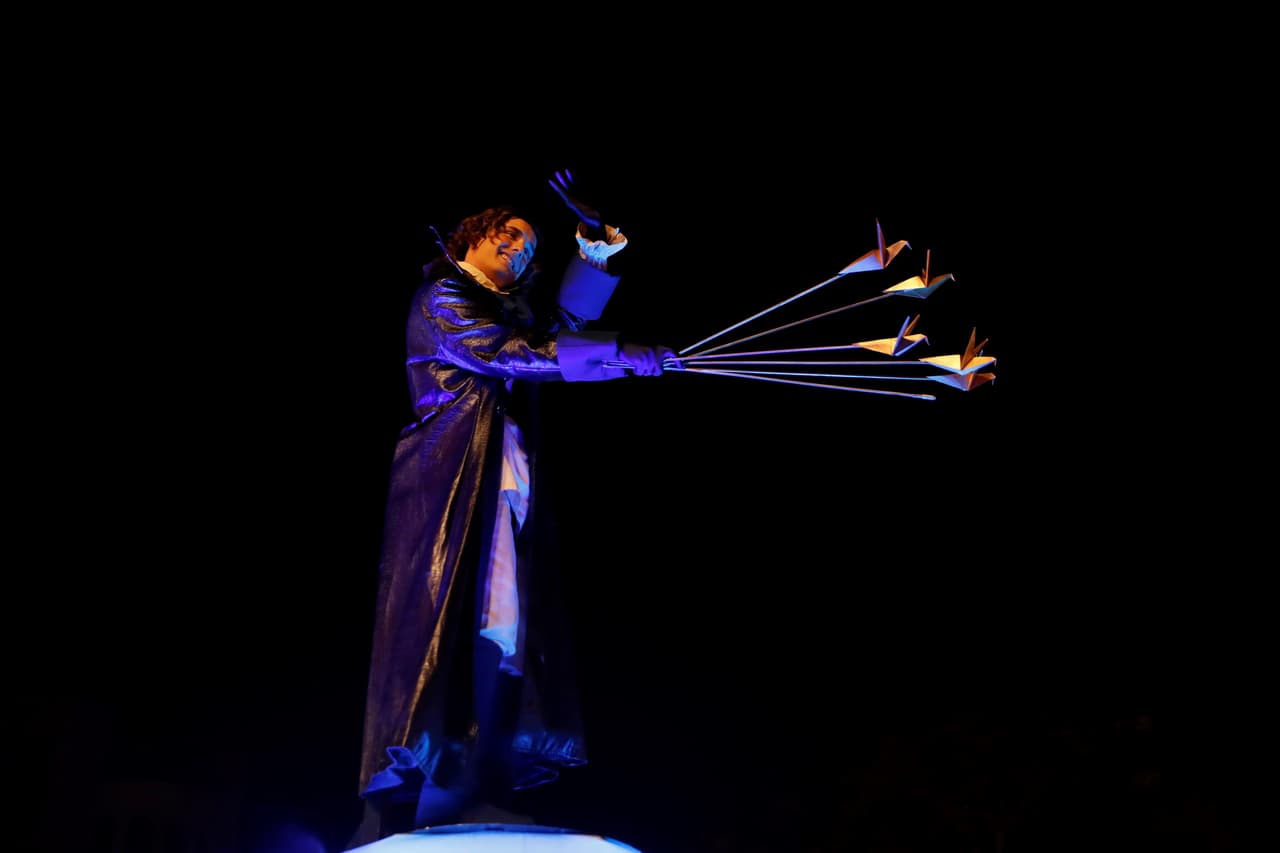 Hubo carrozas dedicadas a Las Meninas, uno de los cuadros más universales de la pintura española, a Alicia en el País de las Maravillas o a Julio Verne, uno de los escritores de fantasía y ciencia ficción más conocidos entre los jóvenes.