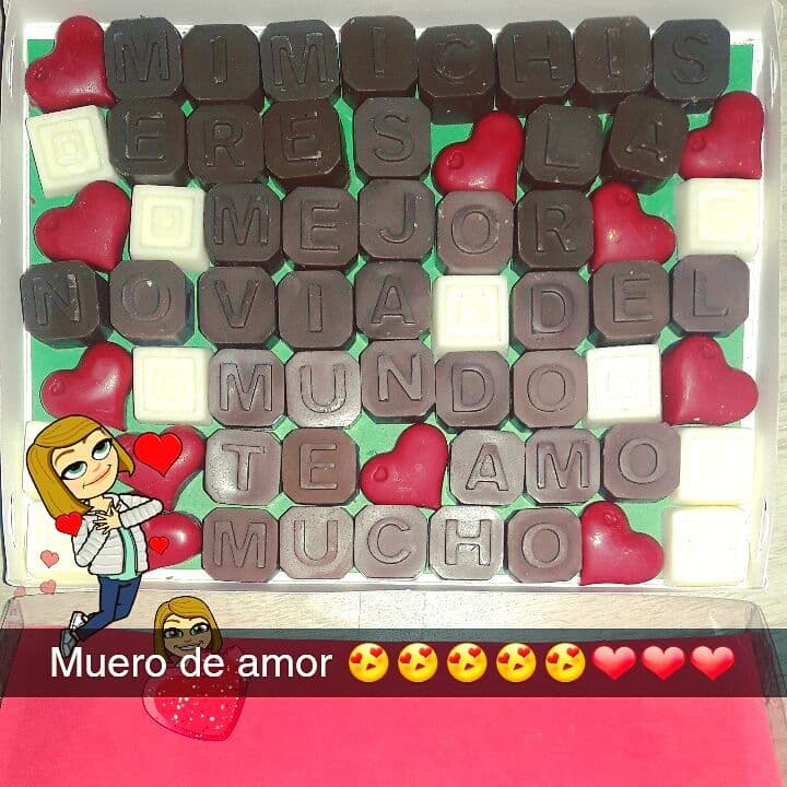 Tan enamorada está la actriz que asegura 'muere de amor', esto lo comentó cuando Miguel Ángel le regaló una caja con chocolates que formaba la frase "Mimichis, eres la mejor novia del mundo. Te amo mucho".