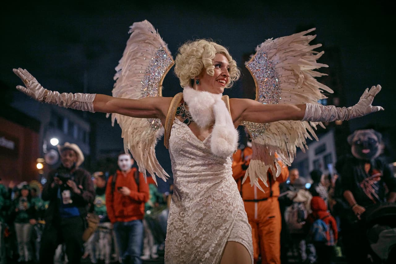 Con llamativos disfraces, música y mucha diversión desfilaron cientos de personas por la Sexta Avenida.
<br>