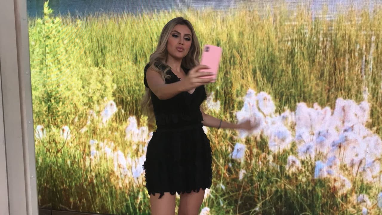 Antes de despedirse, la captamos tomándose una de sus famosas 'selfies'.