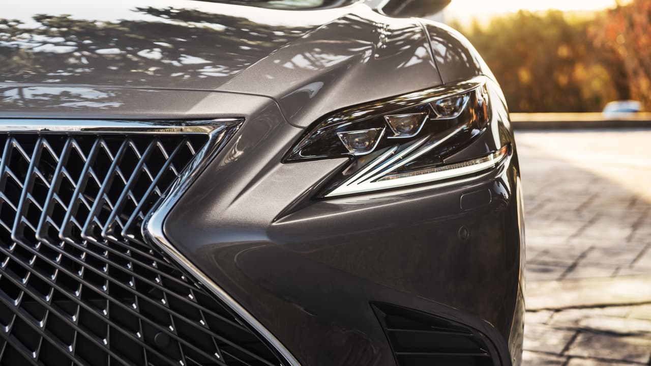 Sus ópticas están inspiradas en las de forma de “L”, presentes en otros modelos de la marca, también destacan así su diseño agresivo, que caracteriza a Lexus.