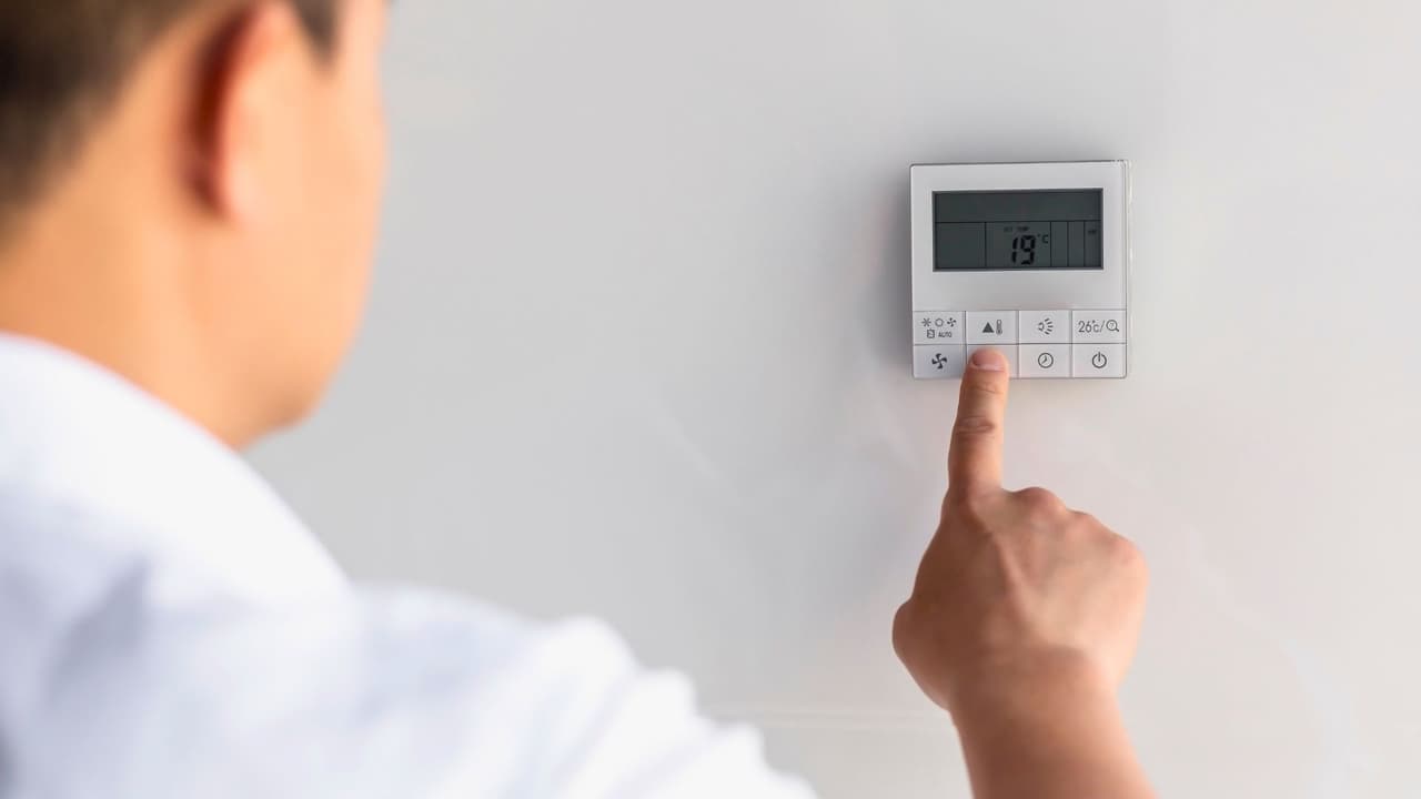 <h3 class="cms-H3-H3">En resumen </h3>
<br>
<b>No apagues por completo el aire acondicionado durante el verano </b>en Estados Unidos 
<br>Si vas a salir, 
<b>déjalo prendido a una temperatura más alta.</b> Eso ayuda a proteger tu casa del calor extremo y a evitar que tu factura de luz se dispare. 
<br>Pequeños cambios, como ajustar el termostato, usar ventiladores, o mejorar el aislamiento, 
<b>pueden marcar una gran diferencia en lo que pagas cada mes.</b>