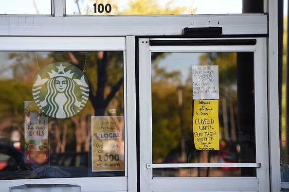 No es la primera vez que las tiendas de Starbucks cierran sus puertas. En California, muchas de sus sucursales tuvieron que dejar de operar en octubre y noviembre de 2019 
<a href="https://www.univision.com/noticias/sucesos/apagones-masivos-un-fin-de-semana-extremo-para-california-debido-a-los-incendios">debido a los incendios forestales</a>. (JOSH EDELSON/AFP via Getty Images)