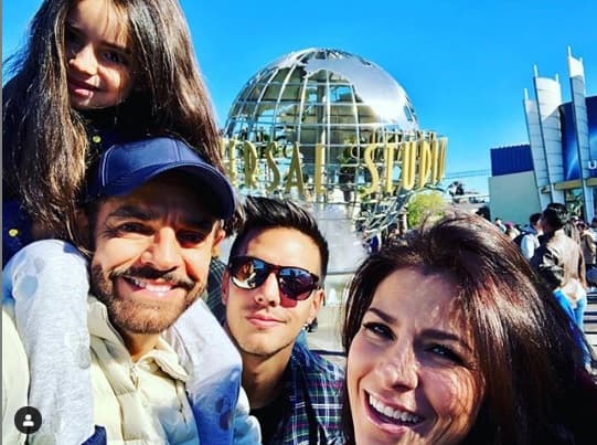 “Ya, ya 
<b>son muchos Derbez en el medio artístico</b>, ya por favor, pero pues, ¿qué le hacemos?”, bromeó.